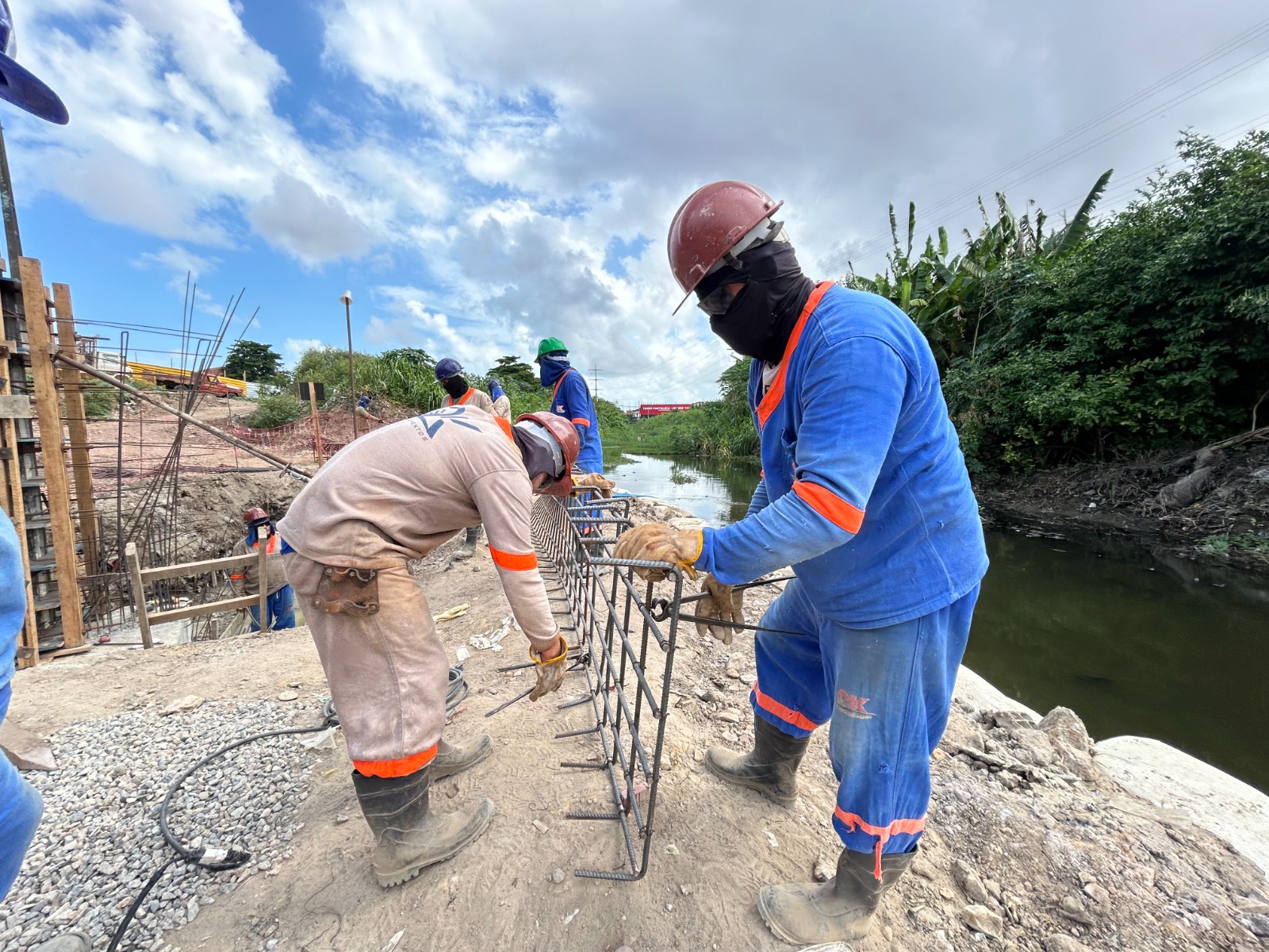 operários trabalhando na construção da ponte